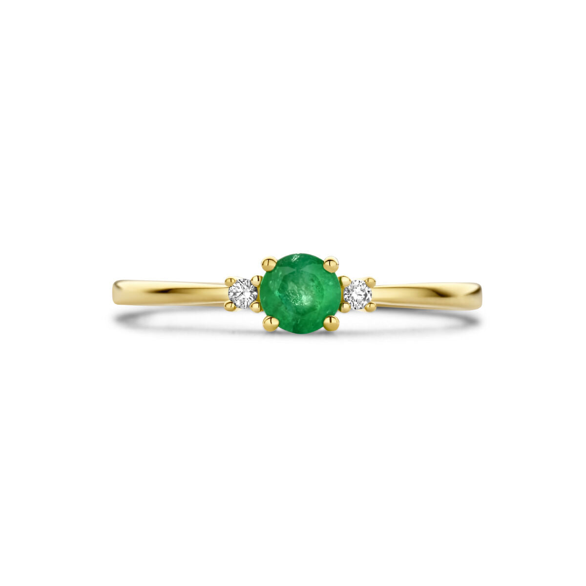 De Van der Kooij Collectie ring trilogie smaragd en diamant 0.03ct (2x 0.015ct), h p1 in 14K geelgoud heeft een ronde groene smaragd tussen twee diamanten, gezet op een dunne, gepolijste band met minimalistisch design.