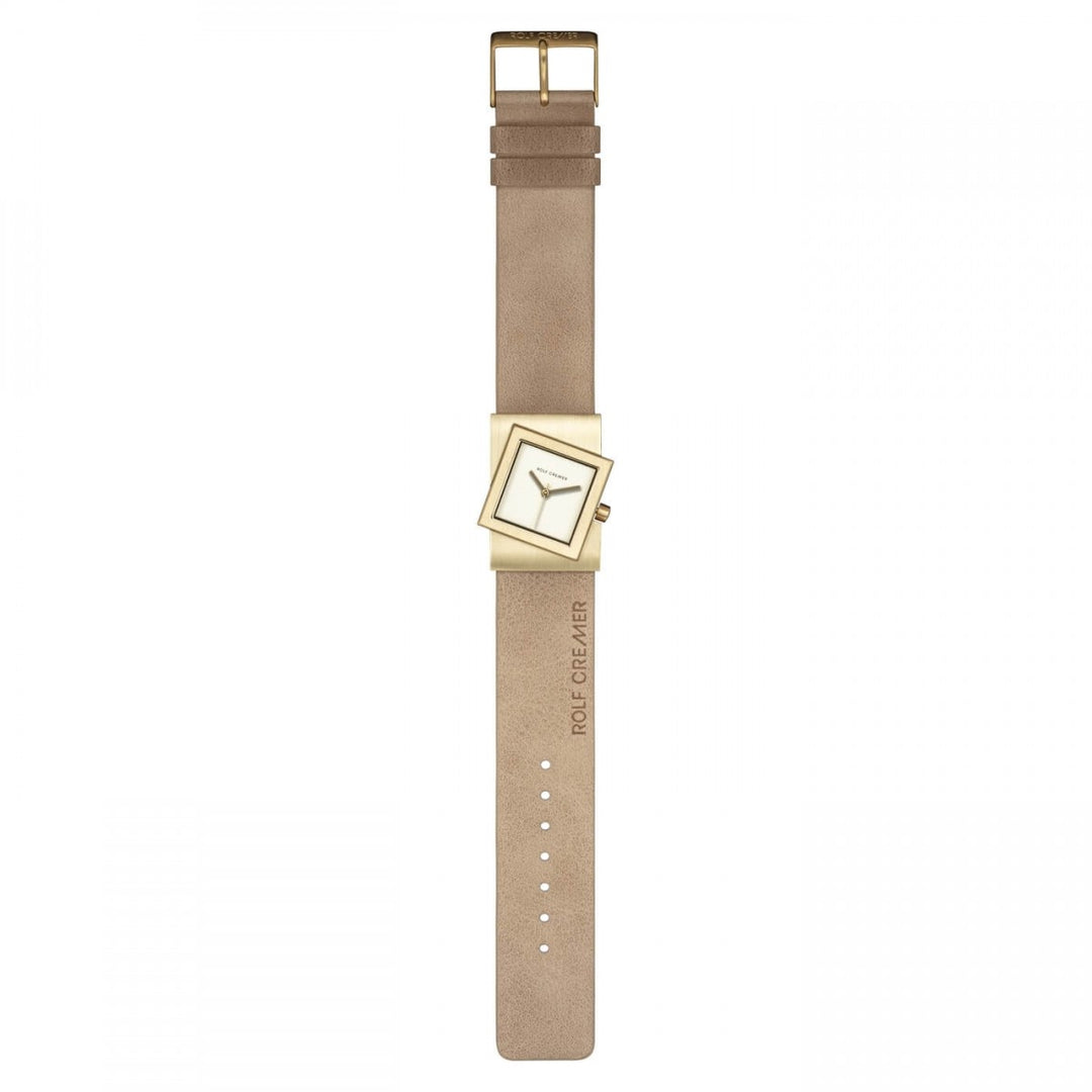 Het Rolf Cremer Horloge 507703 Turn-S, geïnspireerd op Deens design, heeft een beige leren band en een rechthoekige gouden kast met een witte wijzerplaat. Het gekantelde display en de gegraveerde ROYCE band versterken de minimalistische charme, aangestuurd door quartz precisie voor eenvoud in uur- en minutenwijzers.