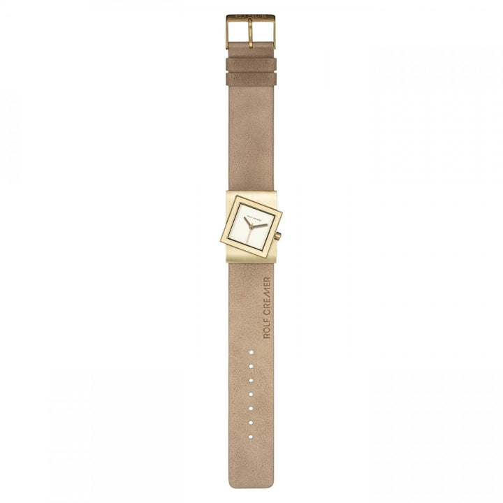 Het Rolf Cremer Horloge 507703 Turn-S, geïnspireerd op Deens design, heeft een beige leren band en een rechthoekige gouden kast met een witte wijzerplaat. Het gekantelde display en de gegraveerde ROYCE band versterken de minimalistische charme, aangestuurd door quartz precisie voor eenvoud in uur- en minutenwijzers.