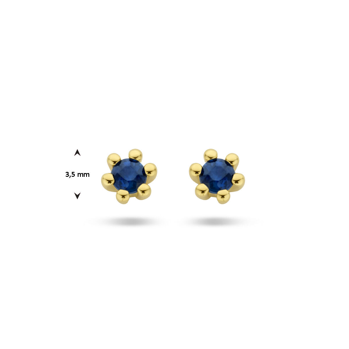 Van der Kooij Collectie oorknoppen saffier 14K geelgoud: ronde blauwe saffieren in het midden, vastgezet met zes gouden pootjes en een diameter van 3,5 mm voor tijdloze elegantie.
