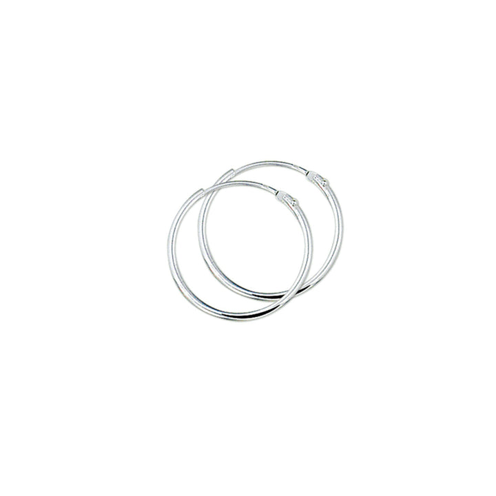 Een paar Van der Kooij Collectie oorringen 1,3 mm ronde buis zilver wit met scharniersluiting, elkaar kruisend, weergegeven op een effen witte achtergrond.
