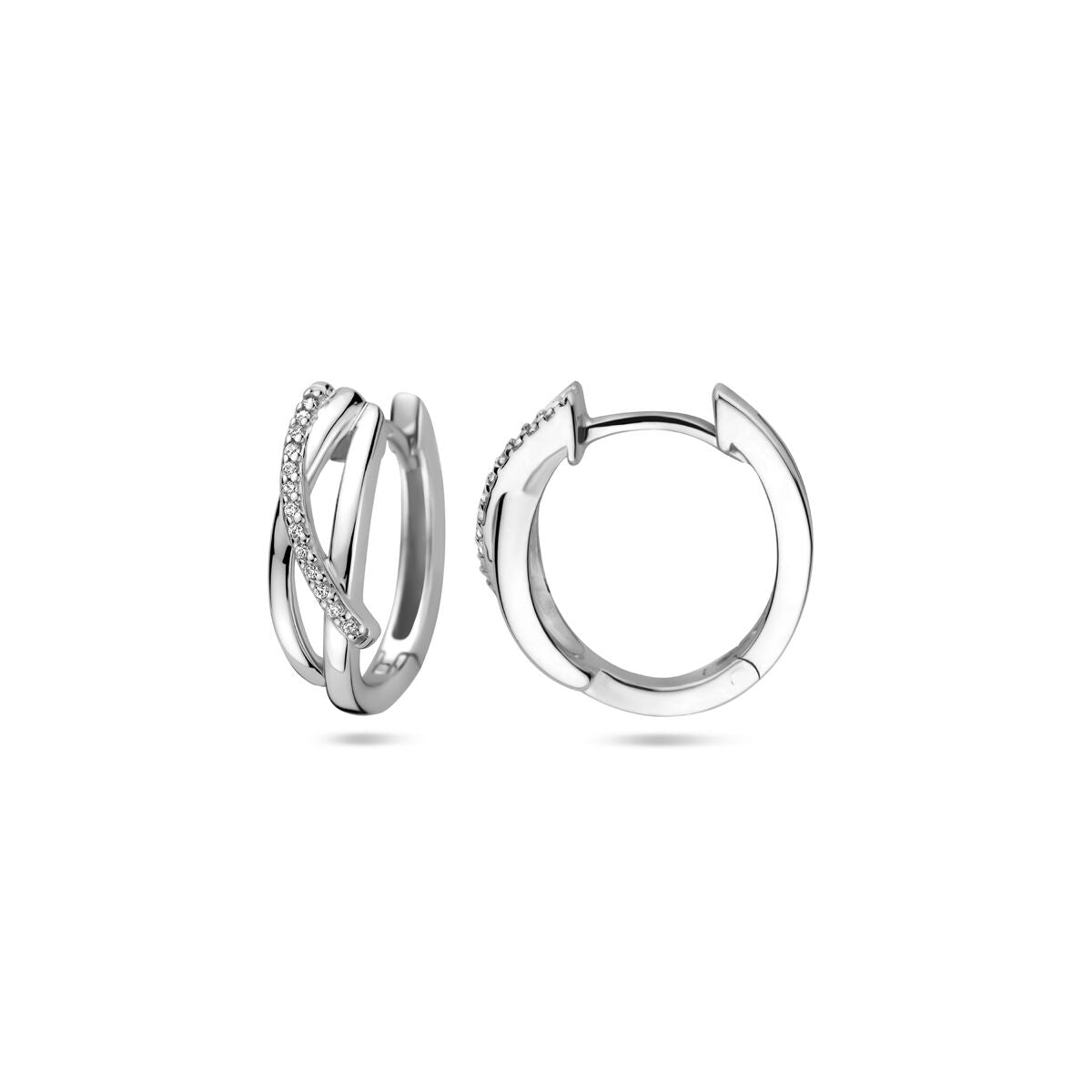 Een paar gerhodineerde zilveren klapoorringen van 16 mm uit de Van der Kooij Collectie; één oorring met gekruiste banden bezet met zirkonia, de andere toont de gladde, ronde vorm van opzij.