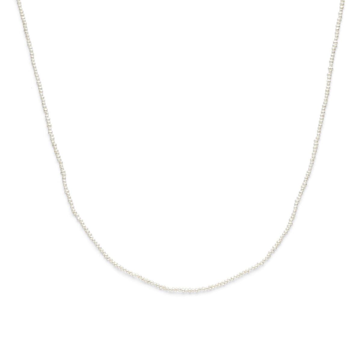 Collar de perlas de 41 a 45 cm, acabado en plata rodiada.