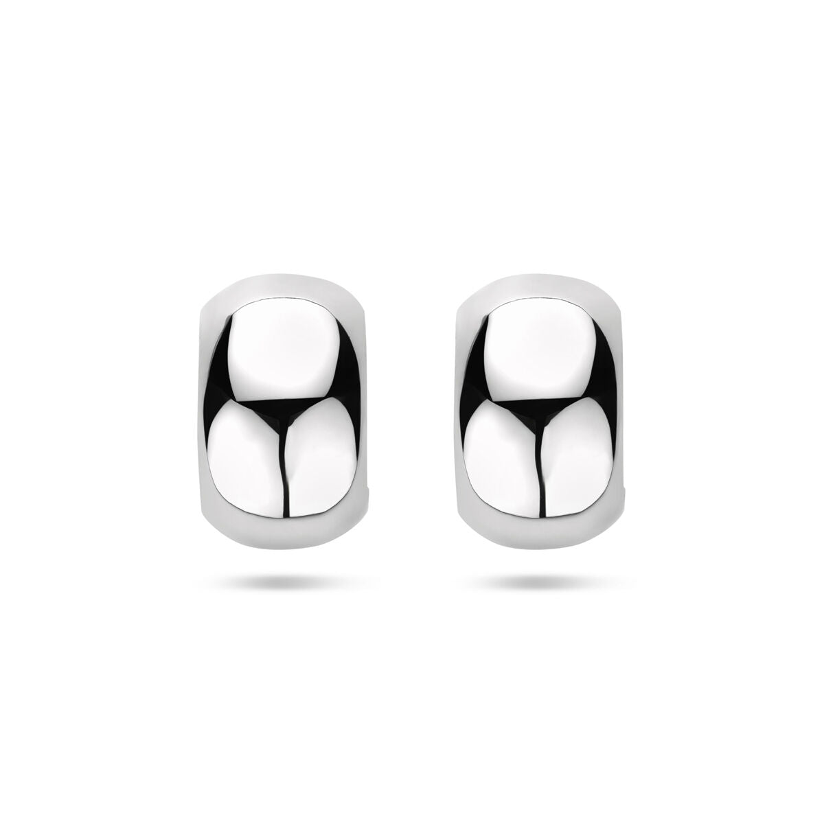 Pendientes de aro de plata rodiada con un diseño pulido y forma ovalada.
