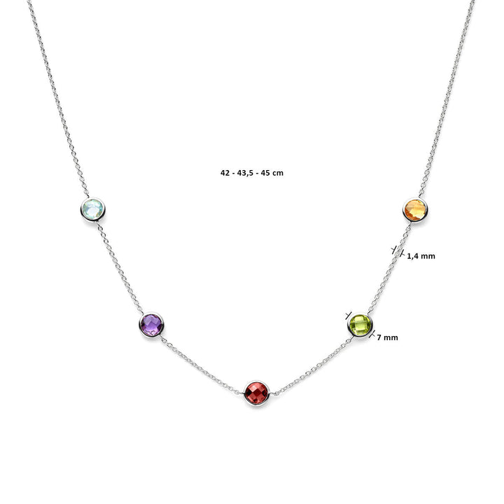 De Van der Kooij Collectie zilveren ketting dames kleurstenen gerhodineerd heeft vijf kleurrijke stenen (blauw, geel, groen, rood, paars) en wordt stijlvol gepresenteerd op een witte achtergrond. Kettinglengte en steengrootte vermeld.