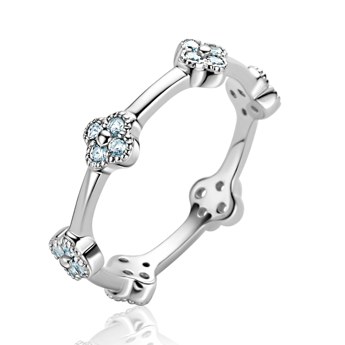 Anillo de plata con detalles florales y piedras brillantes en color azul.