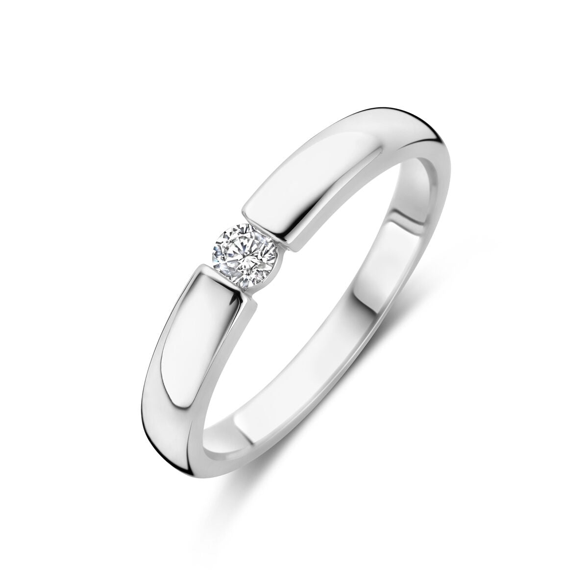 Anillo de plata rodiada con zirconia, diseño minimalista y brillante.