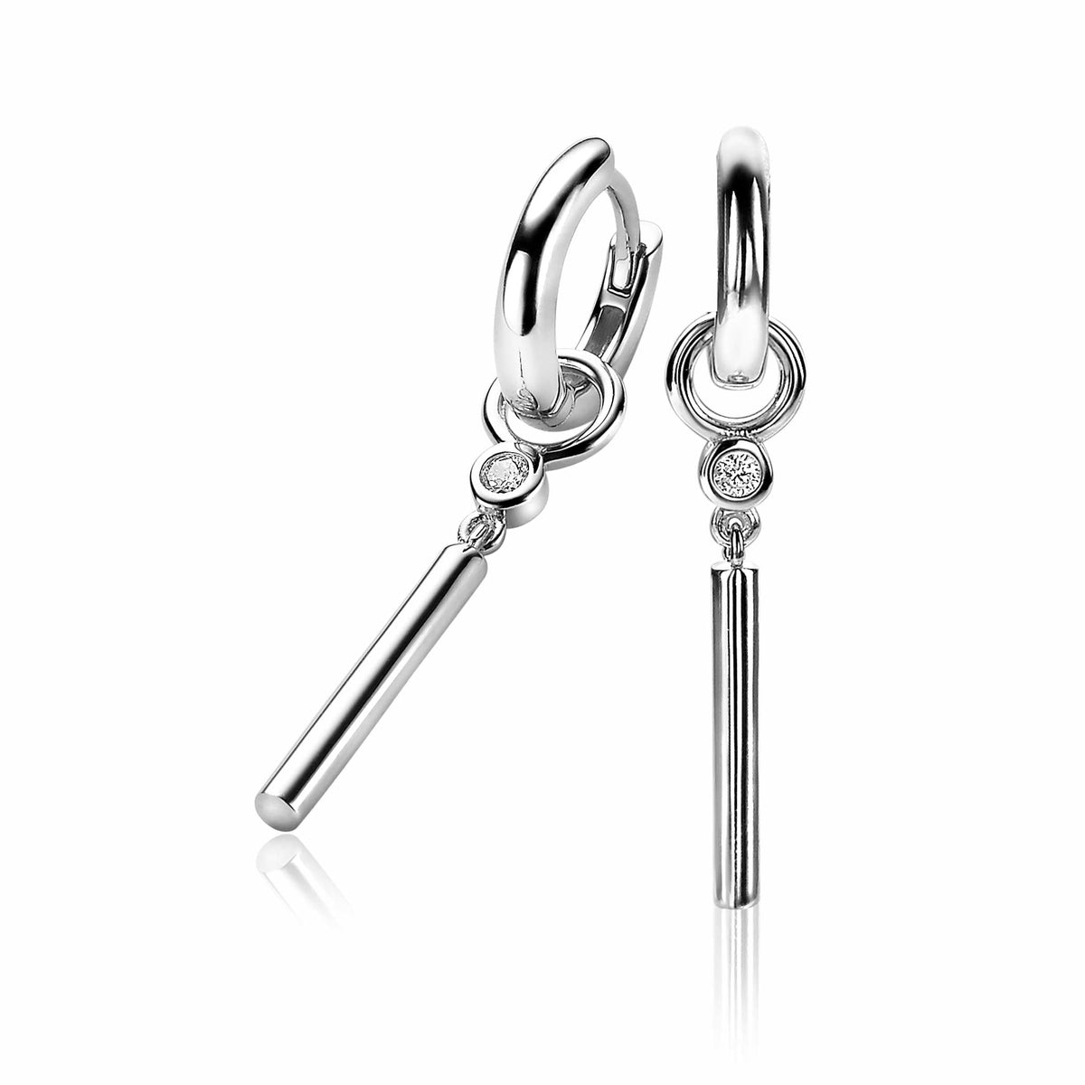 Pendientes largos de plata con detalles circulares y barra colgante.