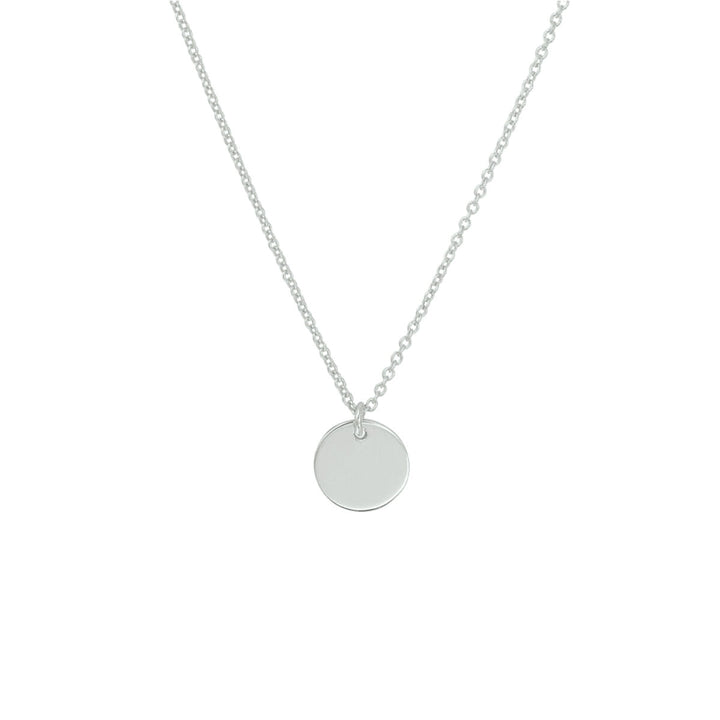 De Van der Kooij Collectie graveercollier rondje 40 + 5 cm is een gegerhodineerd zilveren damescollier met een fijn kettinkje en een rond plat hangertje, voorzien van karabijnsluiting, getoond op een witte achtergrond.