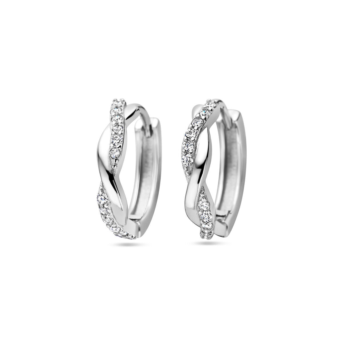 Pendientes de aro de plata rodiada con zirconias brillantes en diseño entrelazado.