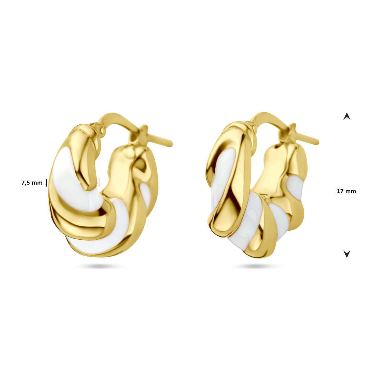 Van der Kooij Collectie oorringen gedraaid wit emaille 1 micron zilver verguld (geel), 925 zilver met scharniersluiting, getoond vanuit twee hoeken tegen een witte achtergrond. Afmetingen: 7,5 mm breed en 17 mm hoog.