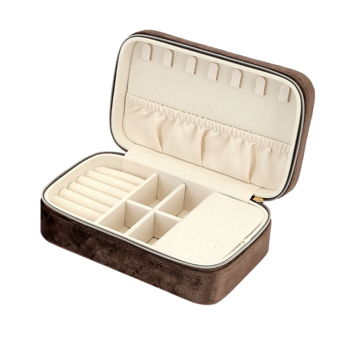 De sieradenbox bruin toebehoren van Van der Kooij Collectie is open getoond op een witte achtergrond en biedt luxe opbergruimte met meerdere vakken, ringgleuven, kettinghaakjes en een elastisch zakje voor al je sieraden.