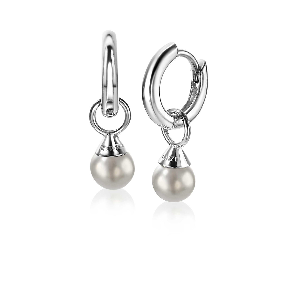 Pendientes de aro de plata con perla en la parte inferior.
