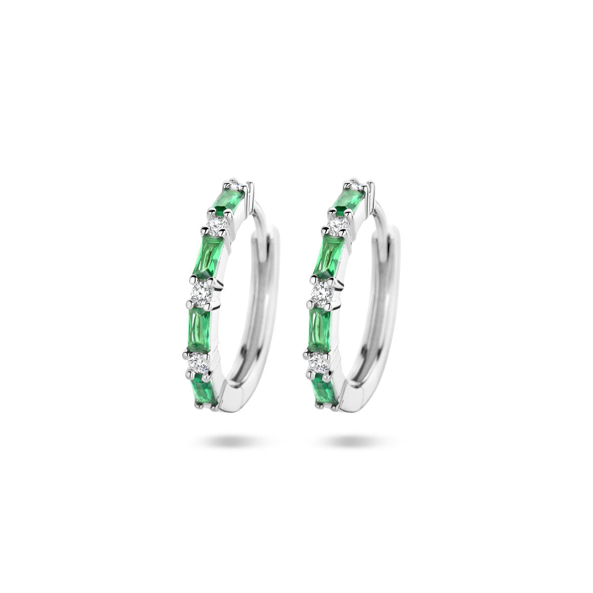 Pendientes de aro plateados con circonitas verdes y blancas.