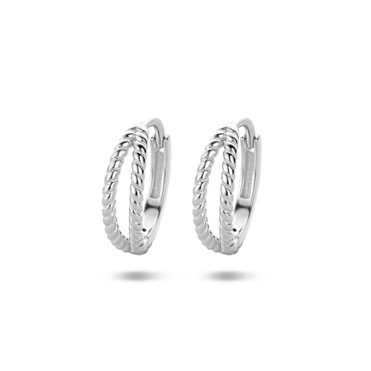 Pendientes de aro plateados con acabado en rodio y diseño trenzado.