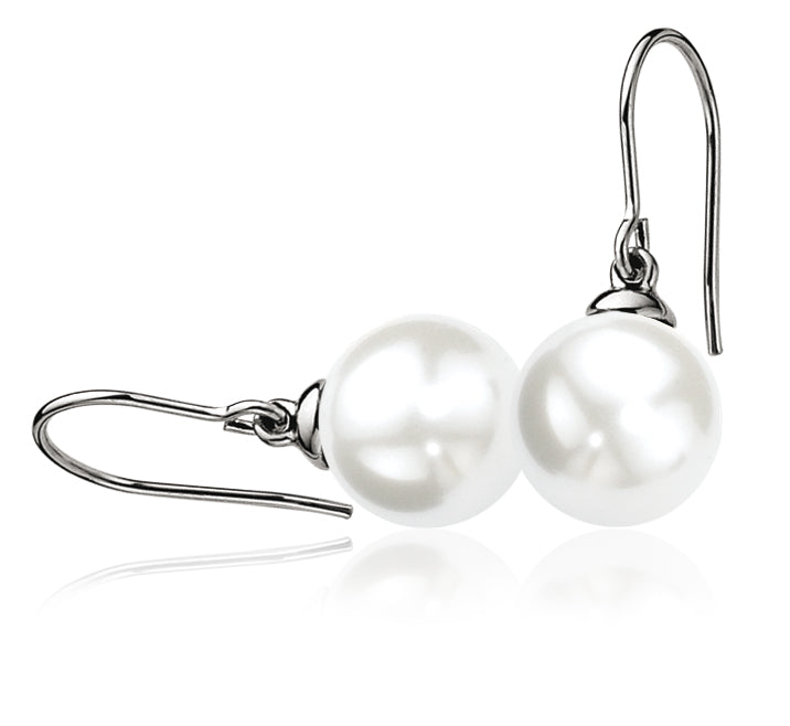Pendientes largos de plata con perlas blancas brillantes.