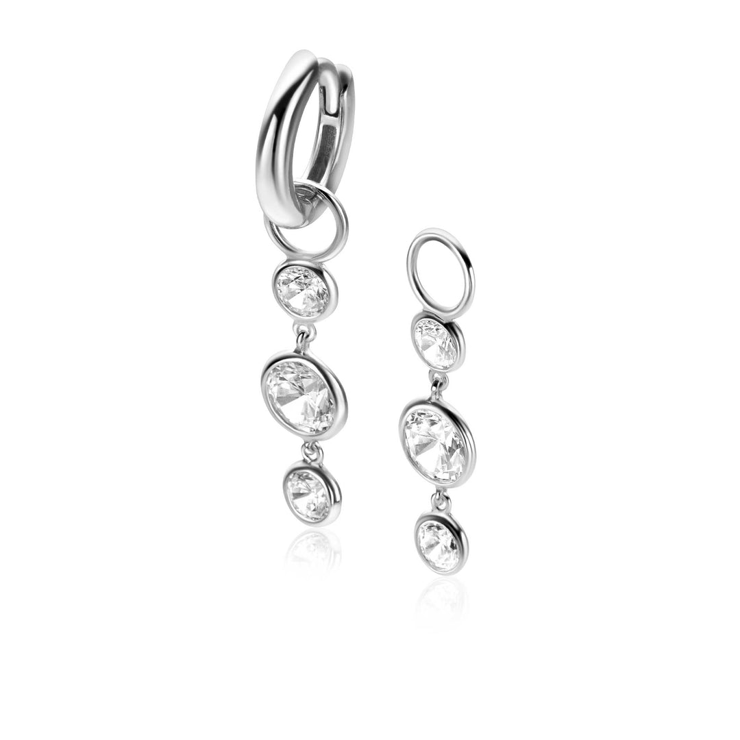 Zinzi oorbellen zilver ZICH2593: Gepolijst zilveren oorbellen van Zinzi, met drie bezel-set ronde heldere stenen in aflopende grootte met strak, minimalistisch design.