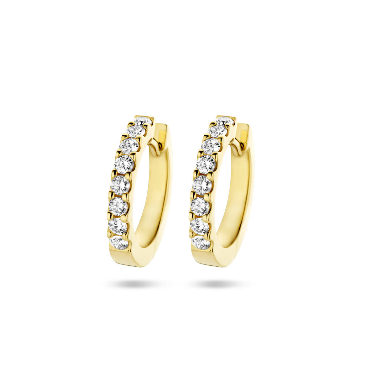 Aros de oro amarillo de 14K con diamantes de 0.50 ct (2x 0.25 ct) en la parte frontal.