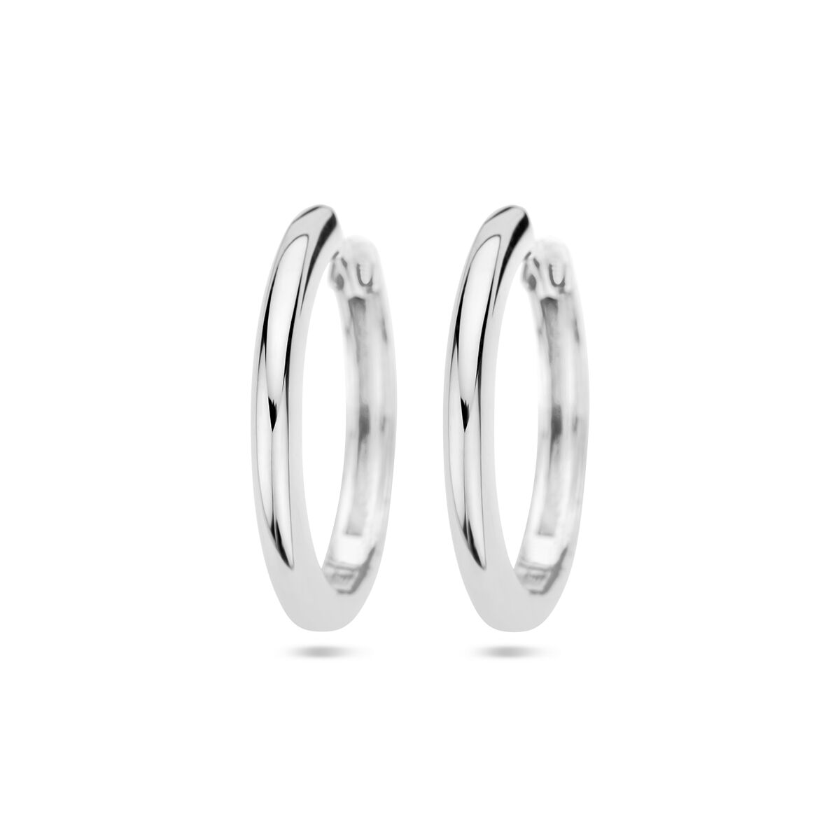 Pendientes de aro de 2,5 mm, medio redondeados, en plata rodiada.