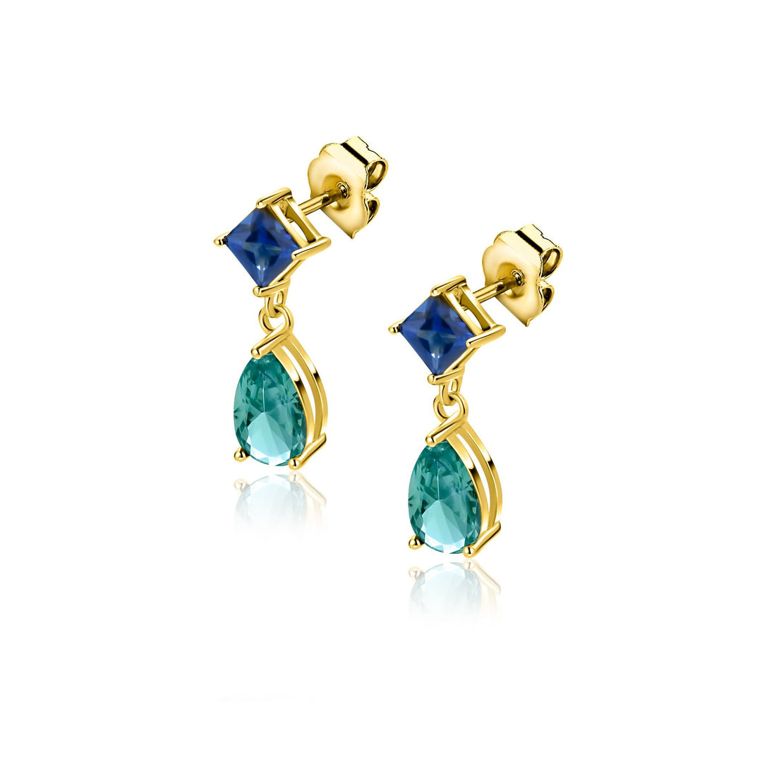 De elegante Zinzi Oorbellen Gold Plated ZIO2745 hebben gouden oorbellen met vierkante blauwe stenen boven druppelvormige groene stenen, gezet in goud met een reflecterende afwerking, die een opvallend contrast vormen en doen denken aan de klassieke Zinzi stijl, afgebeeld op een witte achtergrond.