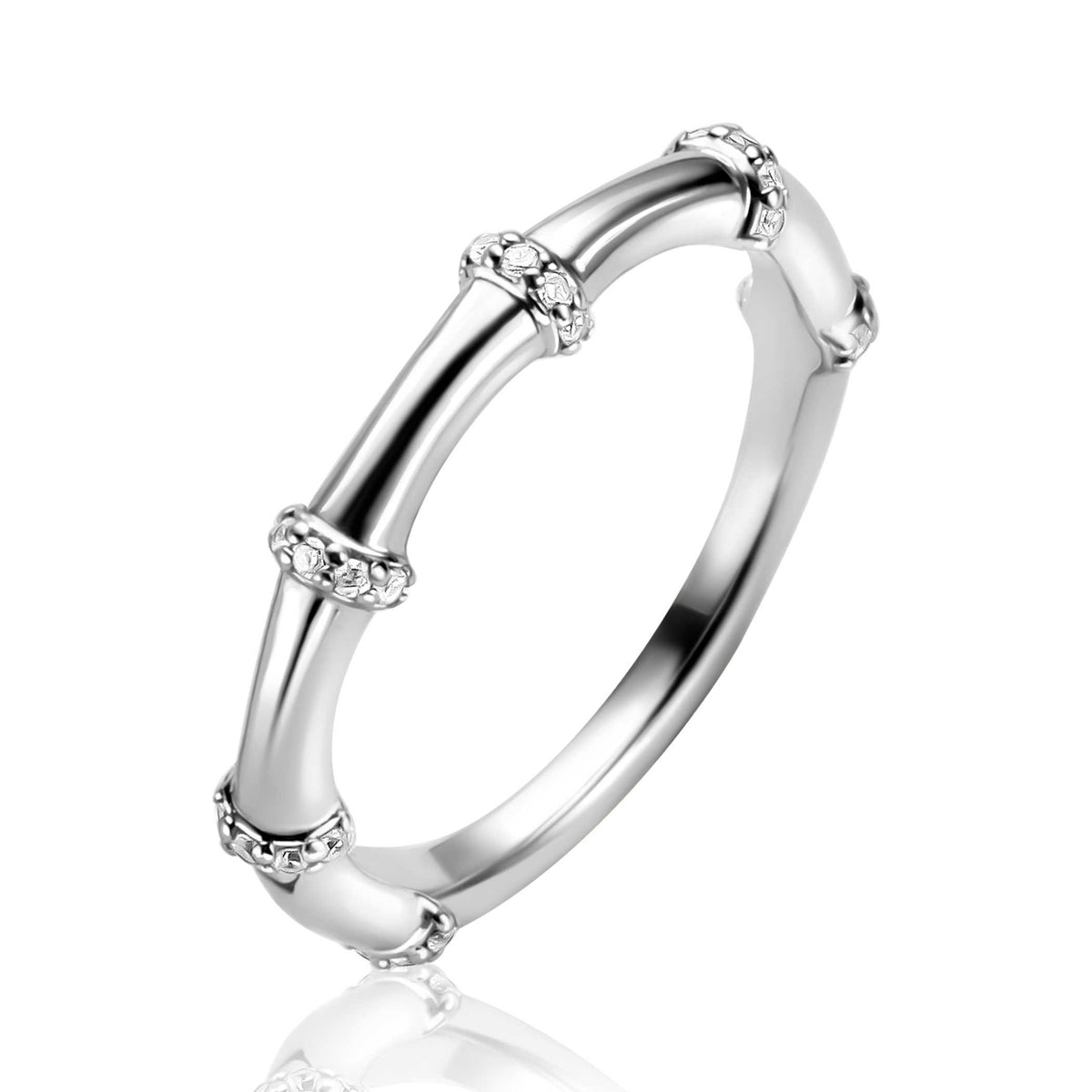 Anillo de plata con detalles en forma de bambú y pequeñas piedras brillantes.