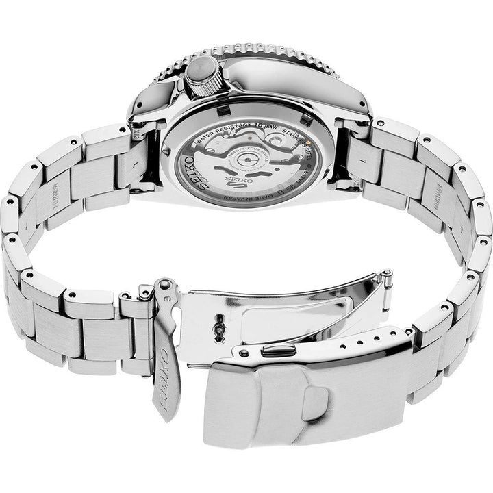 Een close-up van het Seiko 5 Sports herenhorloge SRPK11K1 met een open sluiting onthult het ingewikkelde mechanisme. Dit automatische horloge toont de naam Seiko en heeft een gepolijste, lichtgevende afwerking met een waterdichtheid van 10ATM voor betrouwbare duurzaamheid.