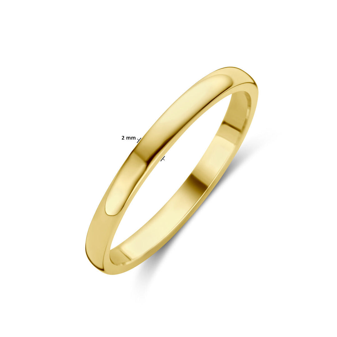 De aanschuifring 14K geelgoud van Van der Kooij Collectie is een eenvoudige, dunne damesring in gepolijst geelgoud, schuin afgebeeld op wit. De breedte van deze stijlvolle ring is 2 mm.