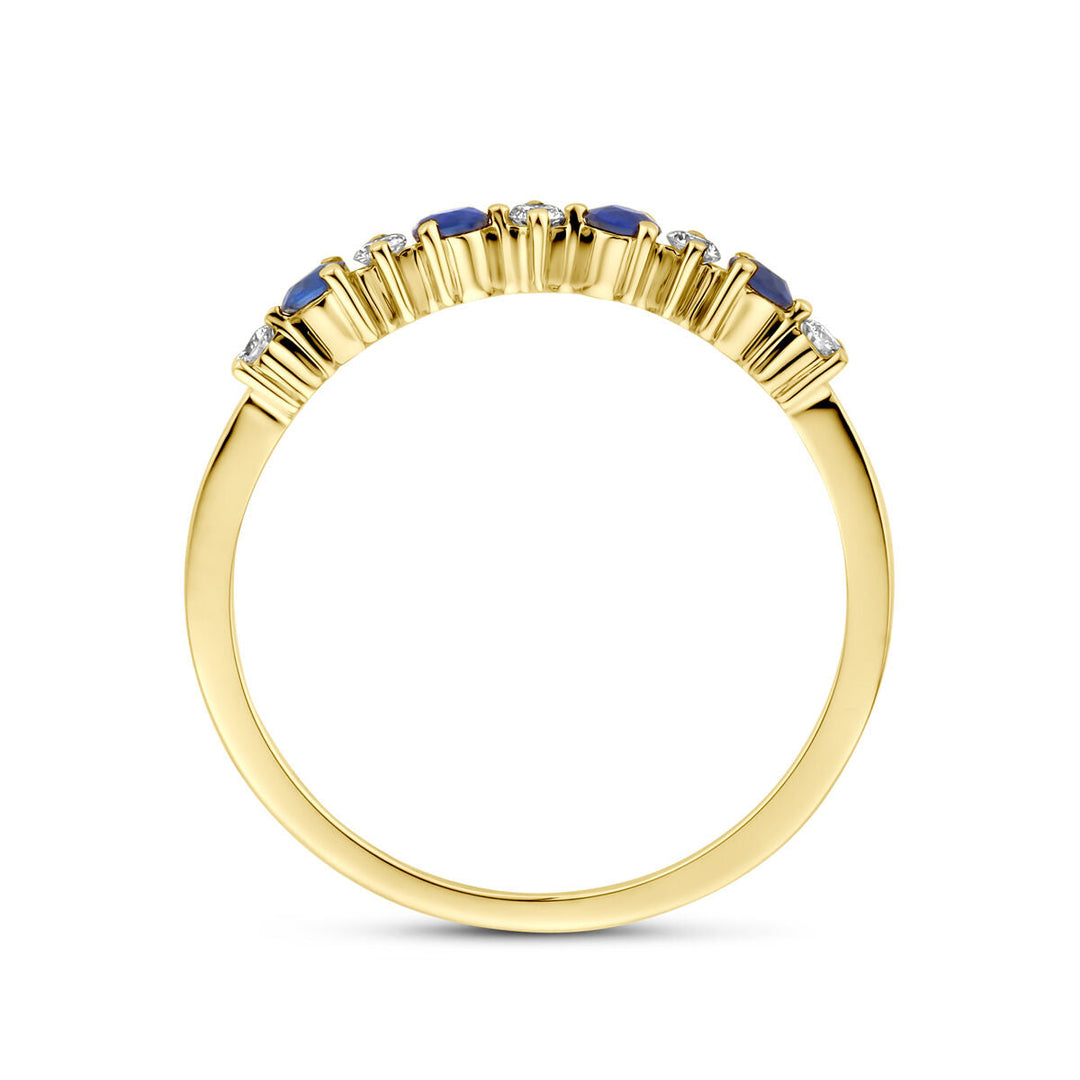 Een 14K geelgouden ring uit de Van der Kooij Collectie met blauwe saffier en 0.08ct H SI diamant, elegant gerangschikt in een rechte lijn aan de bovenzijde, tegen een witte achtergrond gezien.