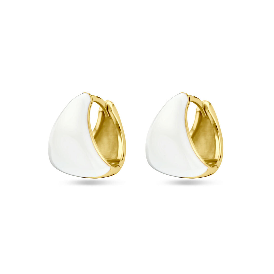 Een paar Van der Kooij Collectie klapoorringen met emaille 15 mm zilver verguld (geel) met gladde witte emaille accenten en scharniersluiting, afgebeeld tegen een effen witte achtergrond.