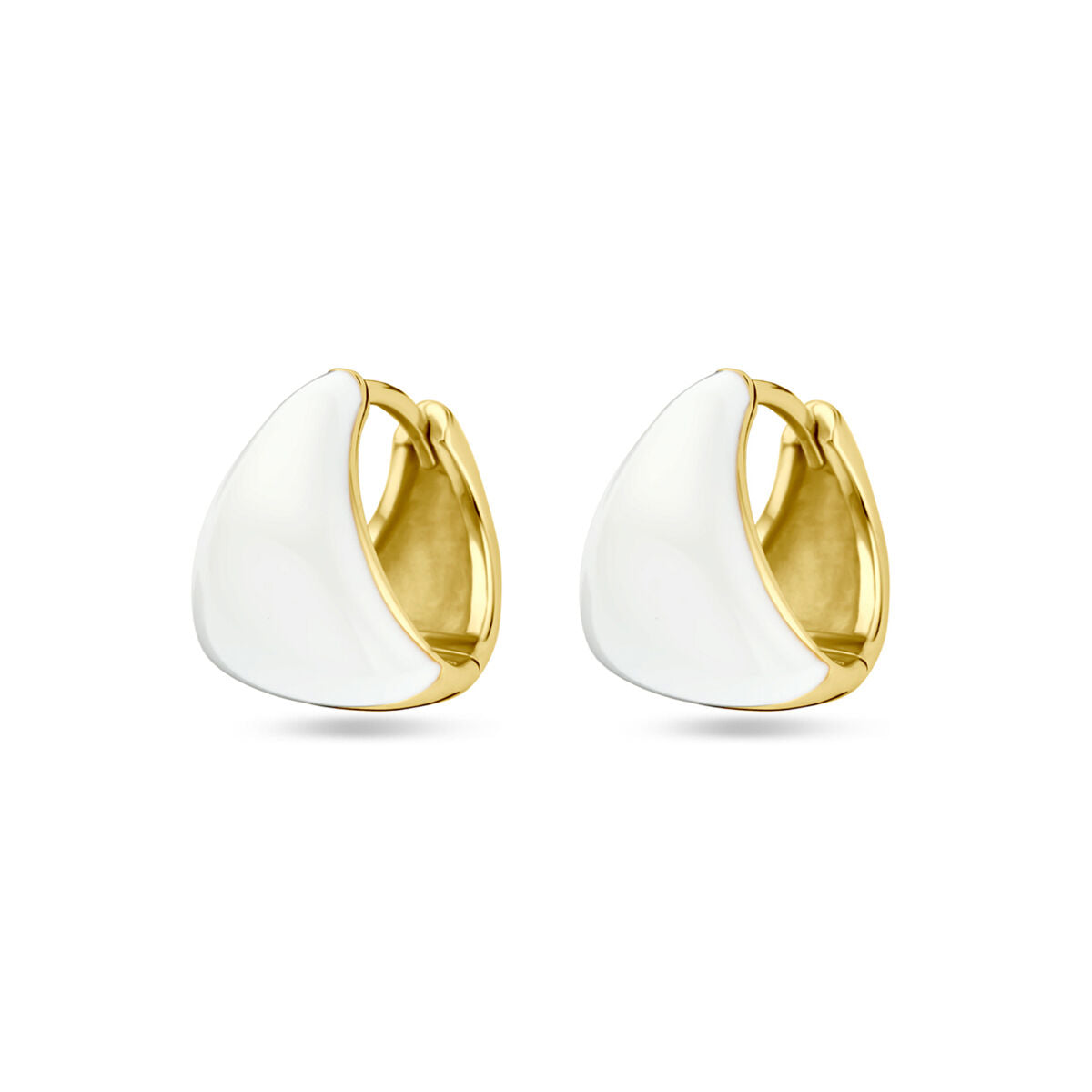 Pendientes de aro de 15 mm en plata dorada con esmalte blanco.