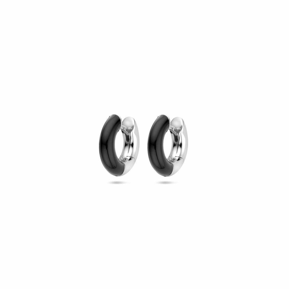 Pendientes de aro de 4 mm con esmalte negro y acabado en plata rodiada.