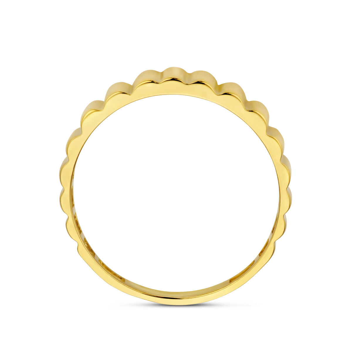 De ring 14K geelgoud uit de Van der Kooij Collectie heeft een gladde, gepolijste afwerking en een golvende, geschulpte rand die tijdloze charme uitstraalt, prachtig gepresenteerd tegen een witte achtergrond.