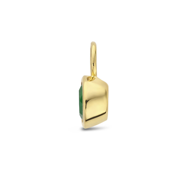 De Van der Kooij Collectie oorringhanger met geboortesteen per stuk 14K geelgoud heeft een vierkante, licht afgeronde gouden hanger met een groene aquamarijn geboortesteen, gedeeltelijk zichtbaar aan één zijde, afgebeeld op een witte achtergrond.