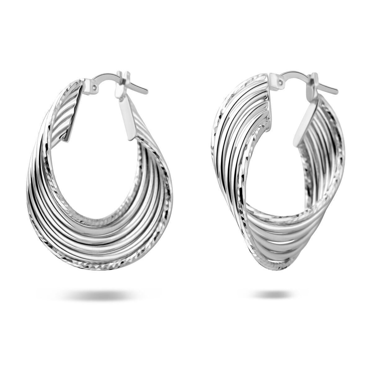Pendientes de aro ovalados en plata de ley 925, con acabado rodiado y diseño estriado.