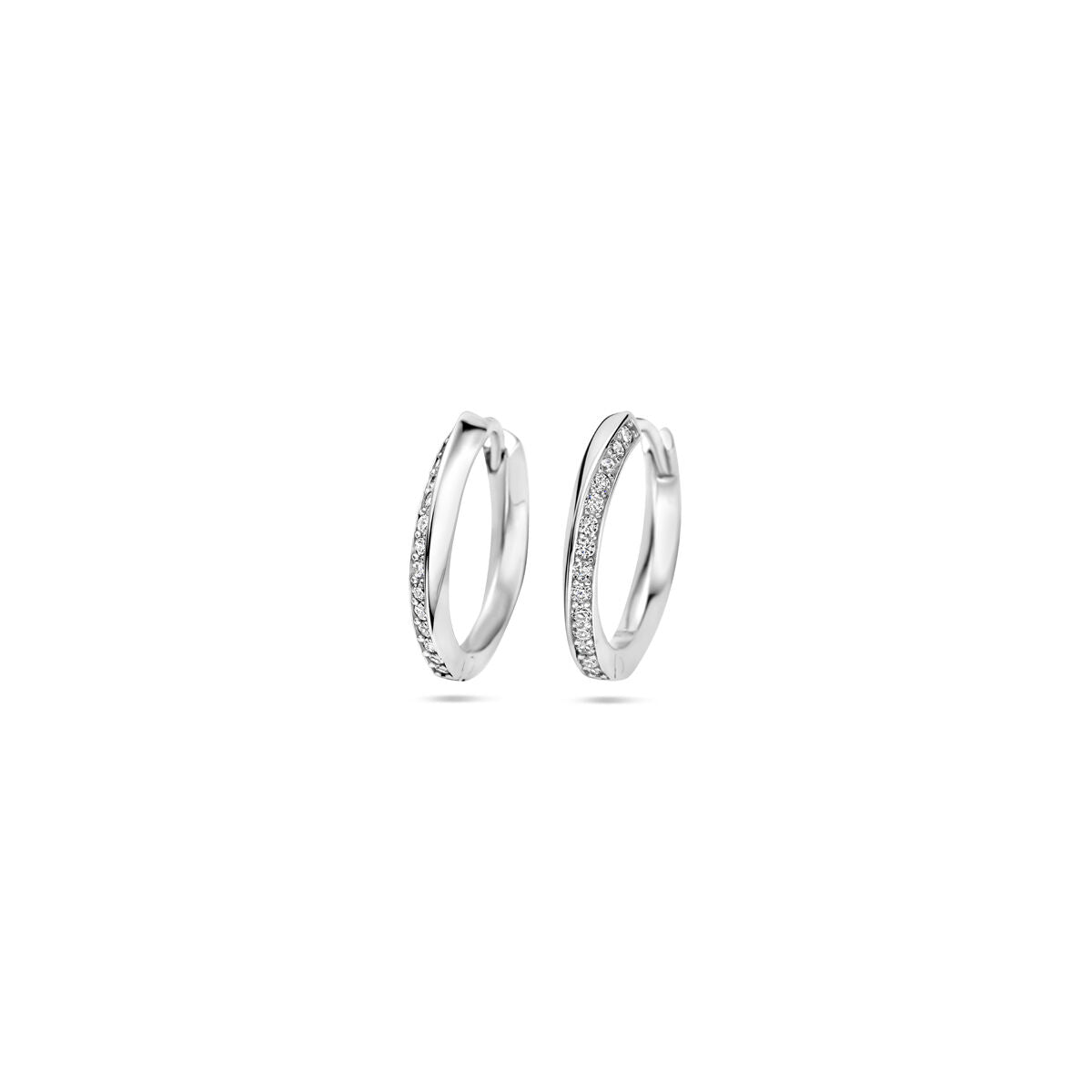 Pendientes de aro de plata rodiada de 16 mm con circonitas brillantes.