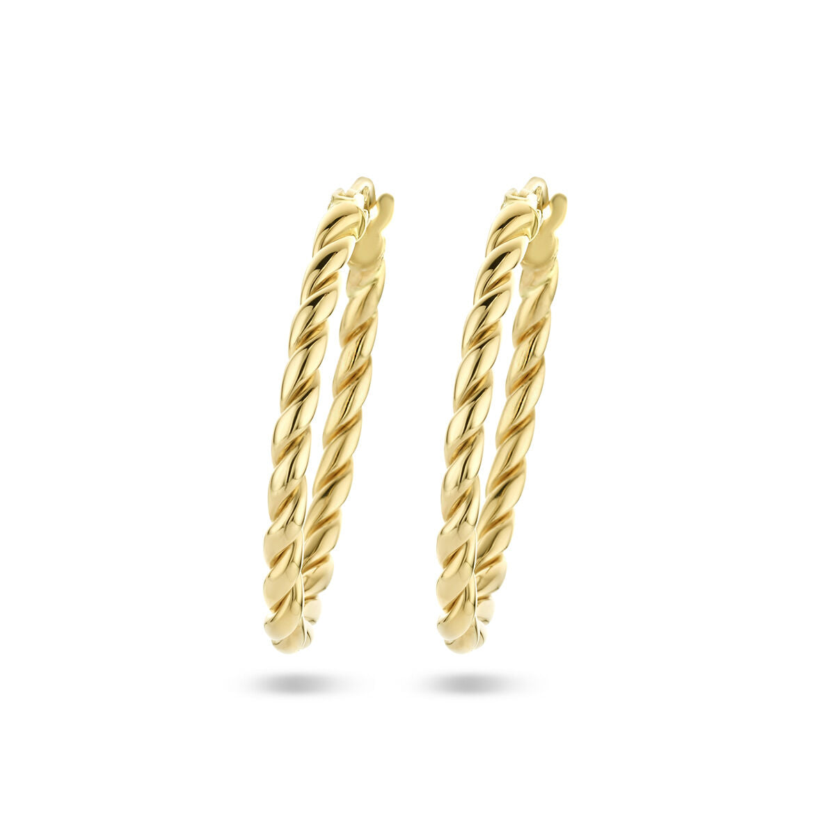Aros de oro amarillo de 14 quilates con diseño trenzado.