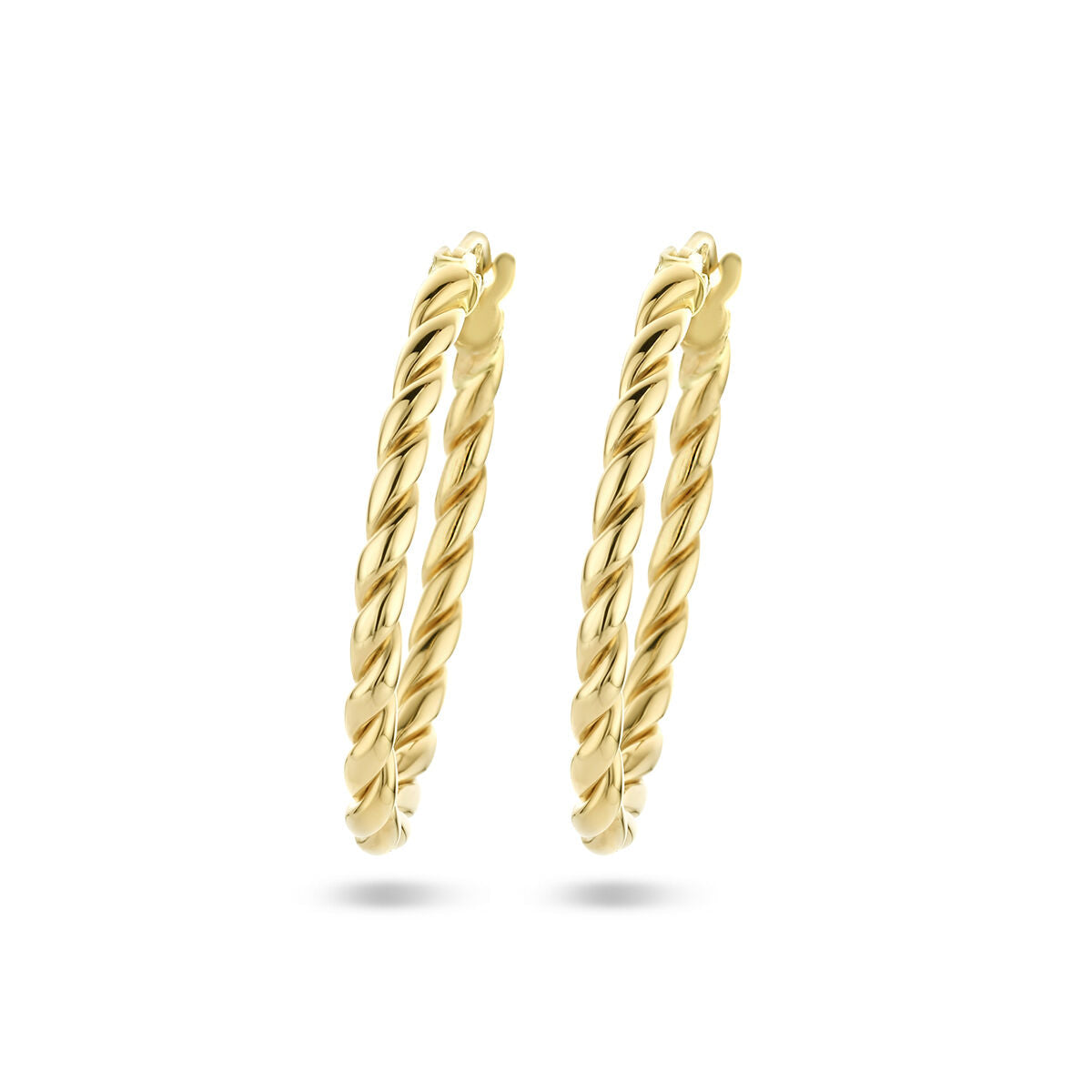 Aros de oro amarillo de 14 quilates con diseño trenzado.
