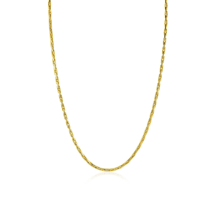 De Zinzi ketting ZIC2648G 43-45cm is een eenvoudige goudkleurige ketting met een delicaat gedraaid schakelontwerp op een effen witte achtergrond.