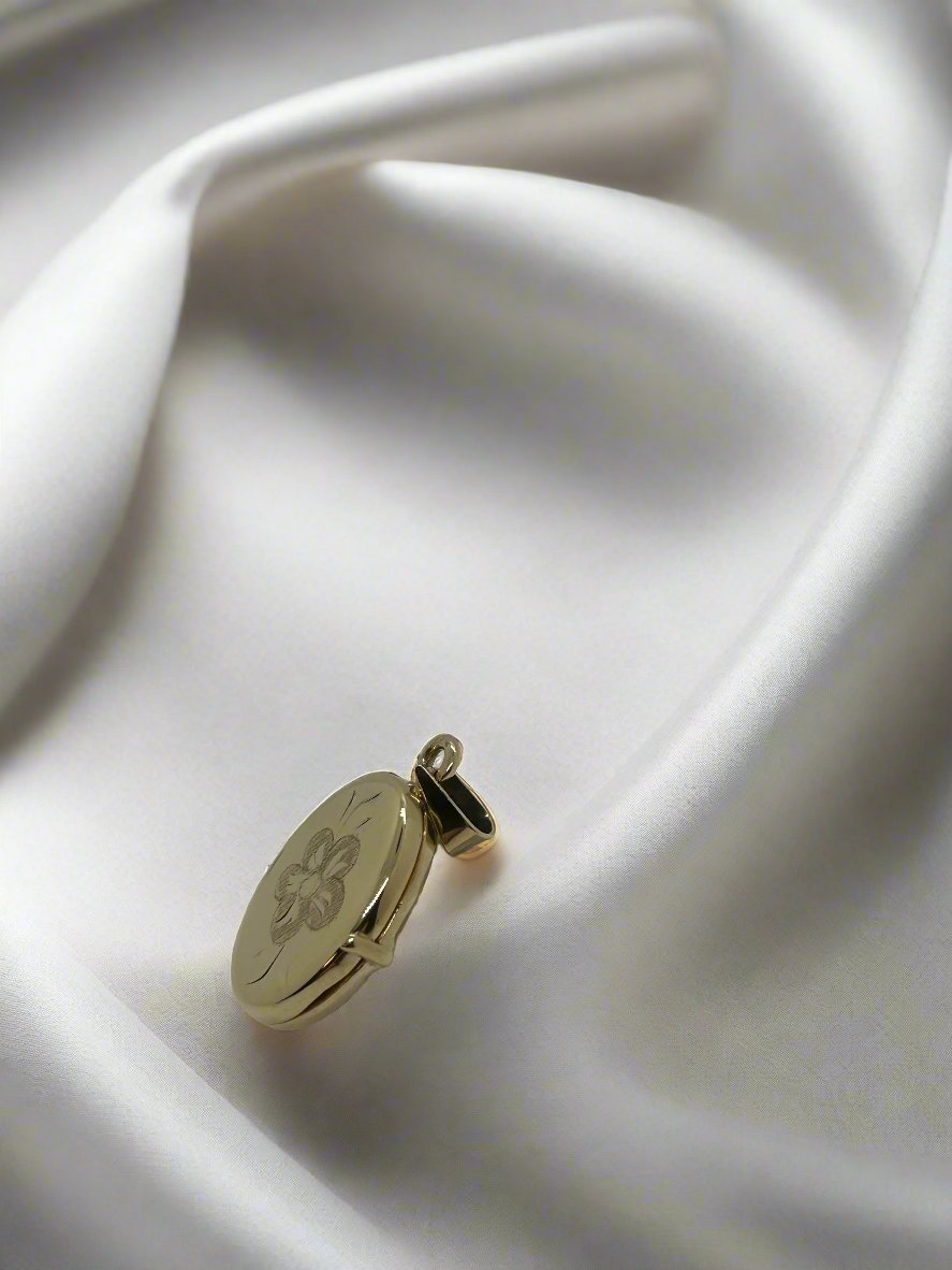 Medallón vintage de oro de 14k con diseño de flor, peso de 3.4 gramos.