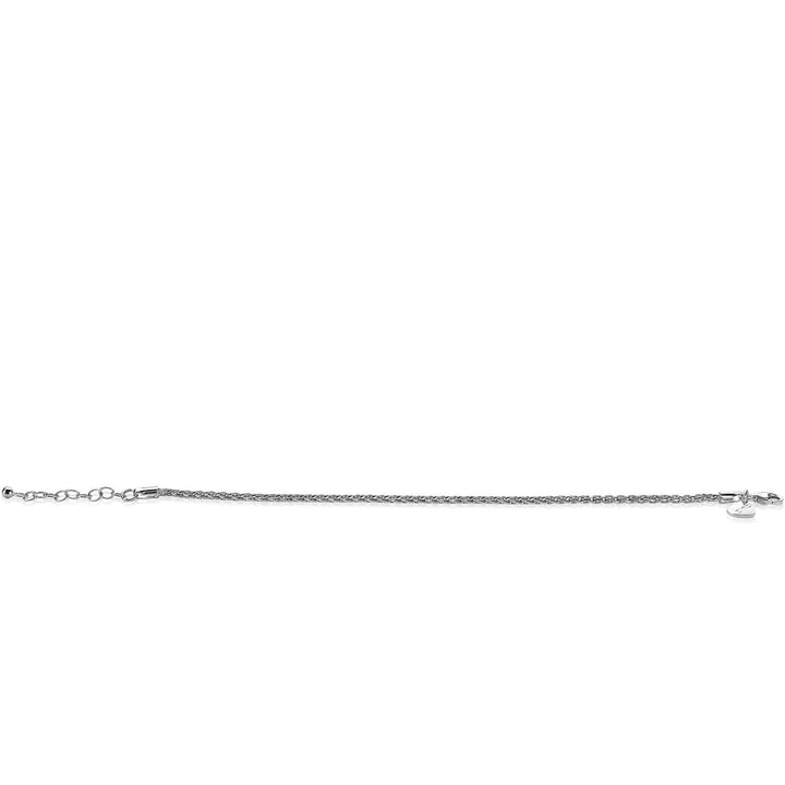 De Zinzi Armband Zilver Zia1931 is een delicaat zilveren armbandje met een klein, rond bedeltje aan de 2 mm brede ketting, dat elegant afsteekt tegen een effen witte achtergrond.