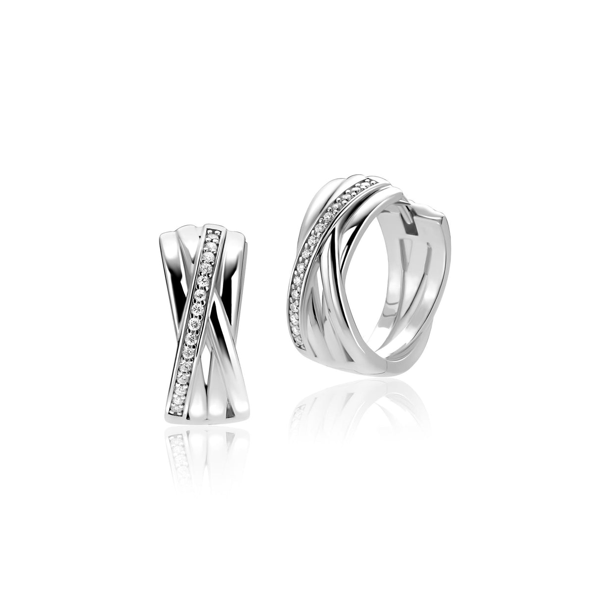 Pendientes de plata con diseño entrelazado y detalles de circonitas brillantes.