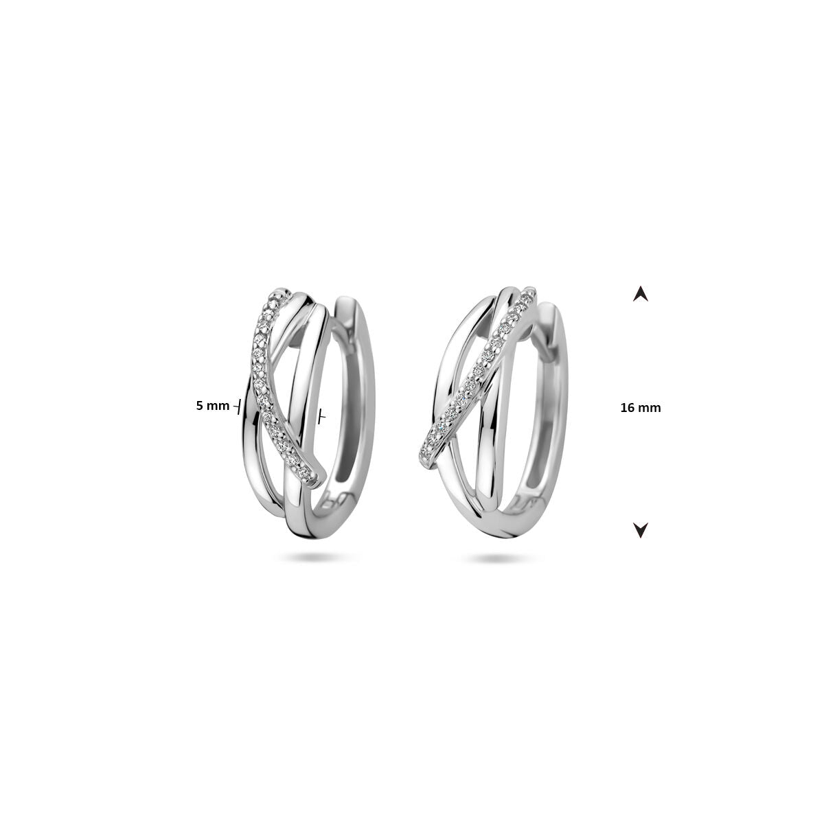 Van der Kooij Collectie klapoorringen zirkonia 16 mm zilver gerhodineerd, met gekruiste banden waarvan één bezet met kleine heldere steentjes. De oorringen zijn 5 mm breed en 16 mm hoog.