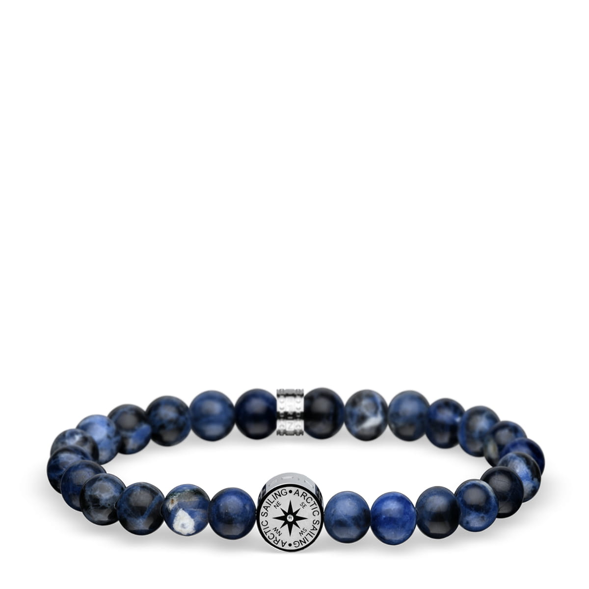 Pulsera de cuentas azul marino con un colgante plateado en forma de brújula.