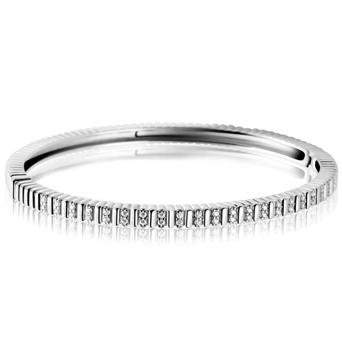 Pulsera de plata con detalles brillantes y diseño liso, diámetro de 60 mm.