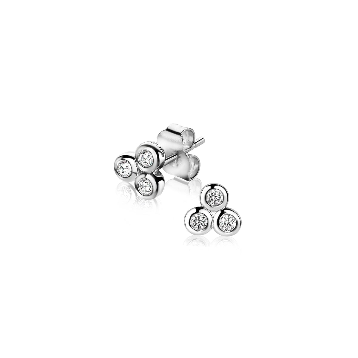 Pendientes de plata con tres círculos, cada uno adornado con un pequeño cristal brillante.