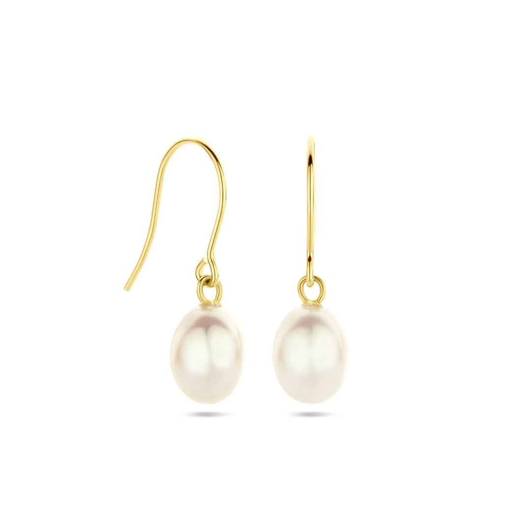 Een paar 14K geelgouden oorhangers franse haak parel 24 mm van Van der Kooij Collectie, elk met een ronde witte parel, weergegeven op een witte achtergrond.
