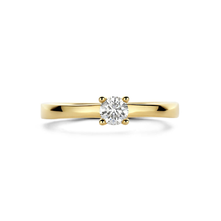 De Van der Kooij Collectie ring diamant 0,25ct H SI 14K geelgoud is een geelgouden solitaire ring met een ronde, in prongs gezette diamant, elegant weergegeven tegen een witte achtergrond.