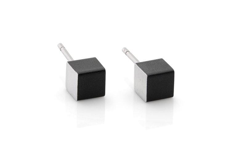 Pendientes de cubos negros con base plateada.