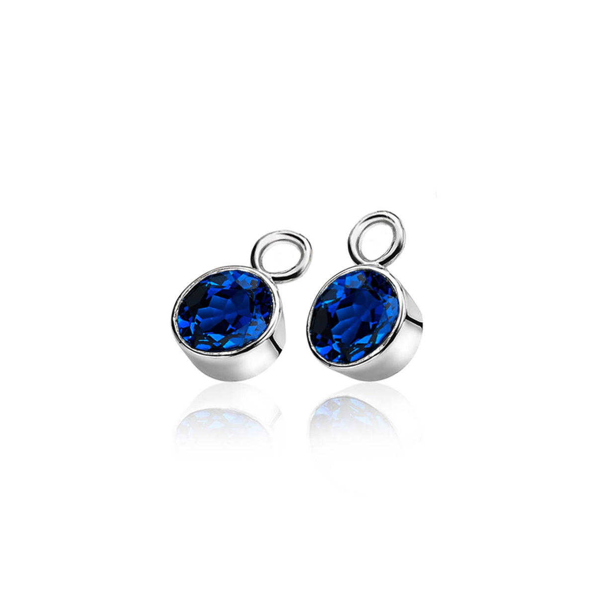 Pendientes de plata con piedras azules en forma redonda.