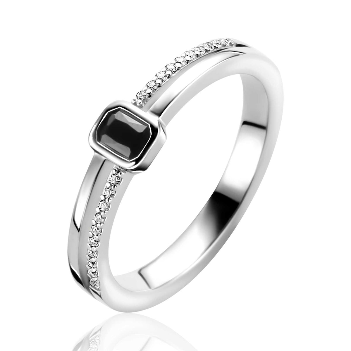Anillo de plata con un pequeño cristal negro cuadrado y detalles brillantes en los laterales.